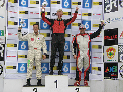 Søndagens anden 2. plads er hjemme. Claus Christensen (tv) er igen på podiet sammen med Michael Christensen og Jacob Kristensen (th).